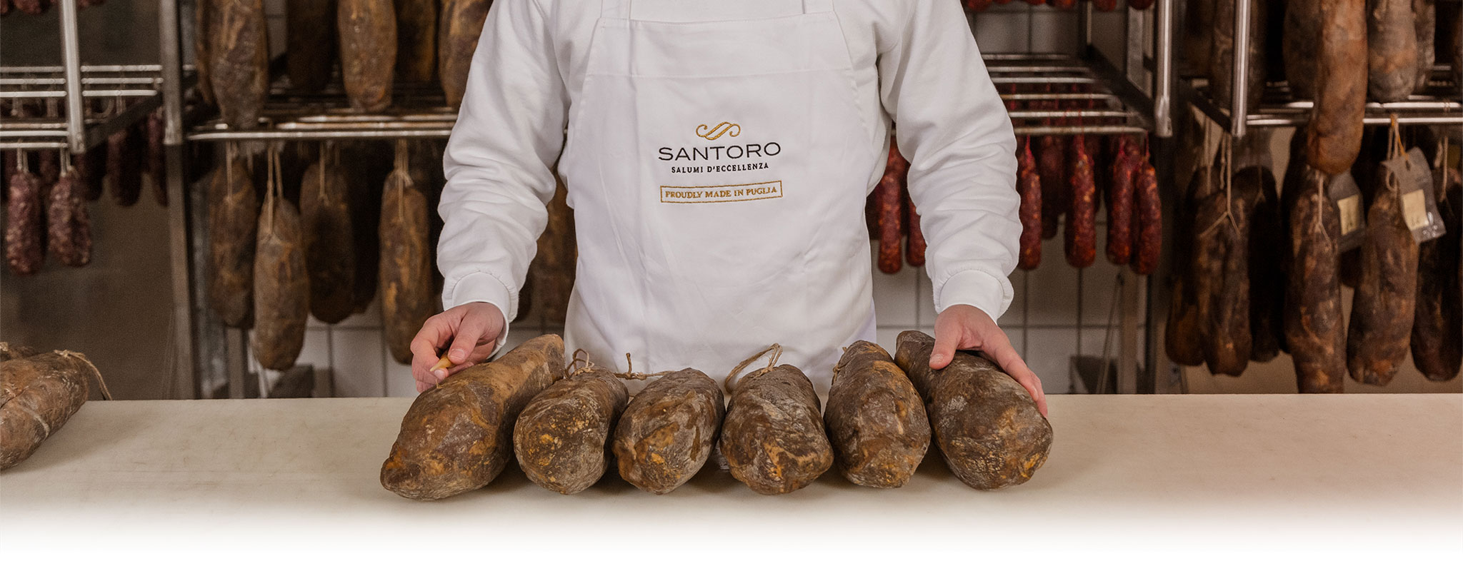 addetto del Salumificio Santoro che espone i salumi per la vendita online