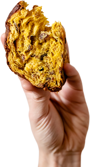 Mano con fetta di Panettone al Capocollo