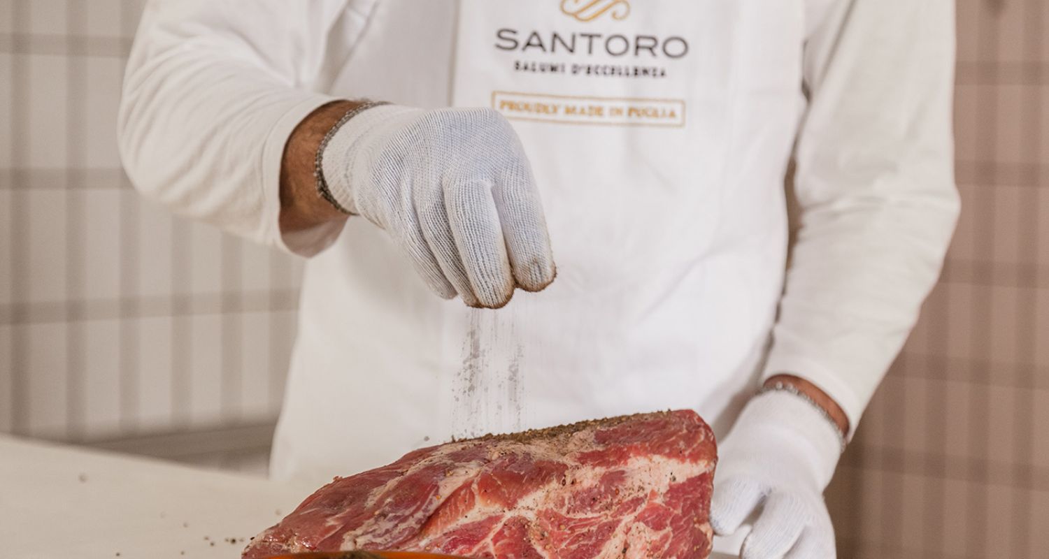 salatura della carne durante la produzione dei salumi Santoro