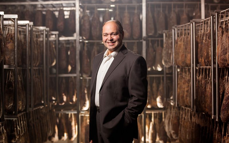 Ritratto di Piero Caramia nella sede produttiva del salumificio